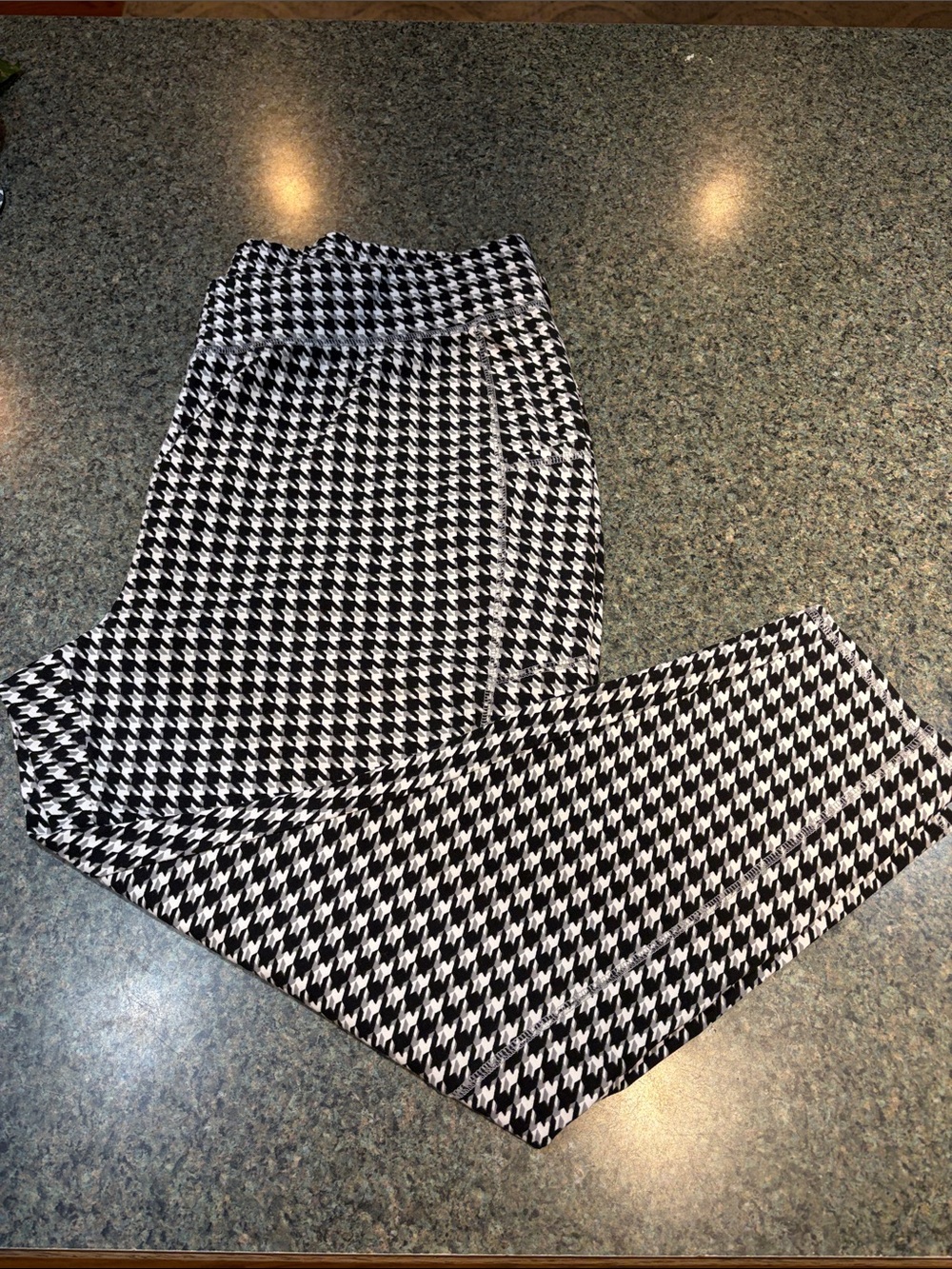 D&Co Active Size 2 XP Houndstooth High-Waist Leggings Black & White